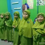 Sholat berjamaah siswi Andalusia