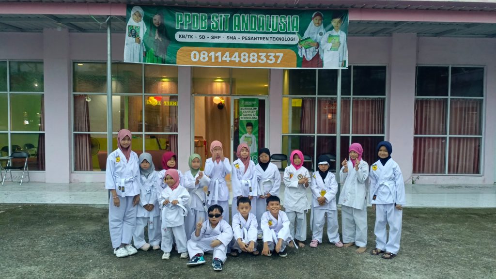 Siswa Andalusia Mengikuti Latihan Karate Gabungan